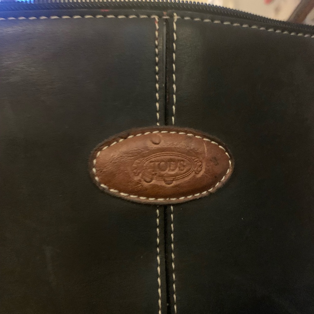 Todds large black purse. Two brown handles, 3 inside pockets, one outside.